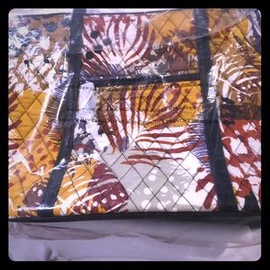 NWT VB Trimmed Tote Retired Pattern.